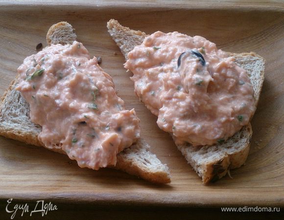 Все готово! Теперь как и в предыдущем рецепте жарим хлеб в тостере и намазываем на него нежный и вкусный паштет! Можно сверху сбрызнуть лимонным соком! Всем приятного аппетита, можно наливать бокал холодного пива!