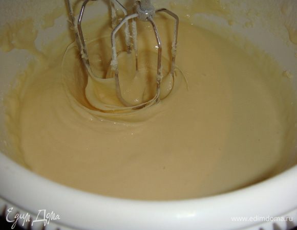 Не переставая взбивать добавить 1/2 стакана воды, 1 стакан теплого молока и муку.