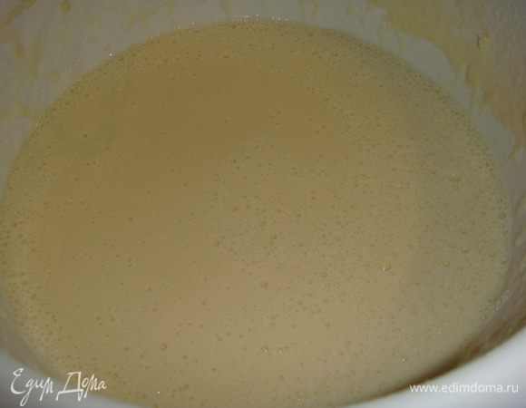 Взбивая вливать оставшиеся воду и теплое молоко. В конце взбивания влить подсолнечное масло. Оставить тесто на 15 минут.