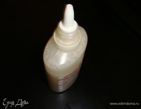 Для рисования я использую пузырек от мирамистина, если нет пустого пузырька можно взять пластиковую бутылку и в крышке сделать дырочку горячим шилом. Налить в пузырек тесто.