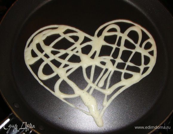 Сковороду разогреть, смазать жиром. Снять сковороду с огня, нарисовать сердечко тестом и поставить обратно на огонь. Жарить блинчики на слабом огне с двух сторон. 