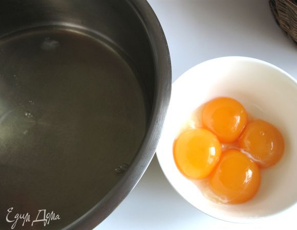 Отделить белки от желтков. Желтки не понадобятся. Их можно будет использовать в другое блюдо, например, в мороженое.