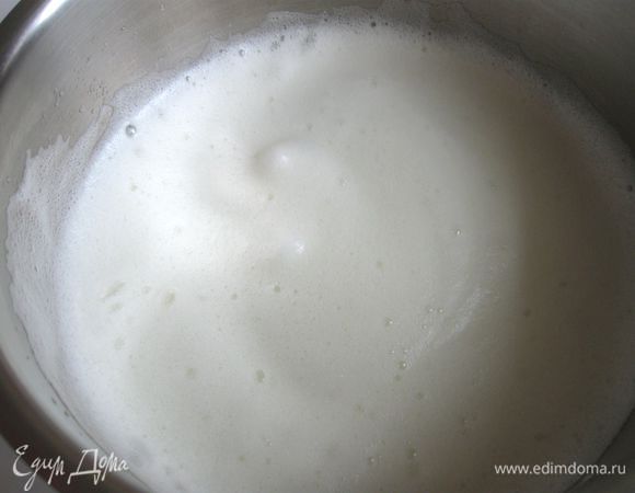 Белки начать взбивать с щепоткой соли на небольшой скорости. 