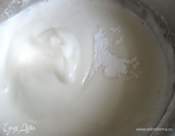 Когда пена укрепится, скорость увеличить, не прекращая взбивать, постепенно добавлять сахарную пудру. 