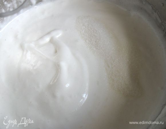 Затем мелкий сахарный песок.