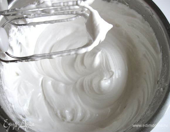 Взбивать до устойчивых пиков. Взбитые белки должны стать глянцевыми.
