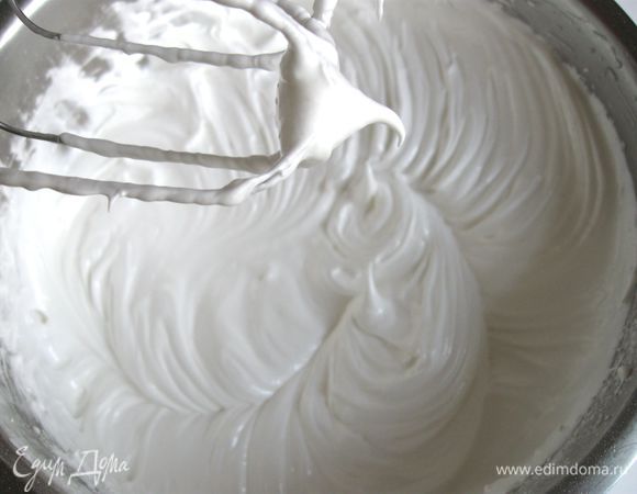 Добавить винный уксус, взбить (недолго) окончательно.