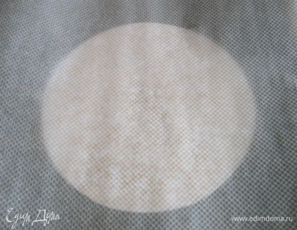 Духовку разогреть до 150°С. Противень застелить бумагой для выпечки. Под бумагу положить вырезанный из белой бумаги круг диаметром 18 см.