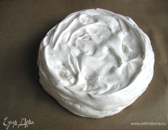 Выложить аккуратно по кругу, не приминая, весь взбитый белок, по краям чуть приподняв бортик на полсантиметра. Поставить противень с меренгой в духовку. Температуру духовки сразу снизить до 120°С. Выпекать 1 час. После выключения духовки, дать меренге остыть в духовке с приоткрытой дверкой.  