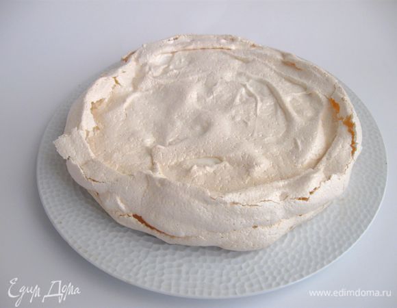 Аккуратно снять меренгу с пекарской бумаги, переложить на блюдо, в котором будете подавать десерт. Если вы собираетесь подавать ПавловУ не сразу, уберите готовую меренгу на некоторое время (на пару — тройку часов) в полностью остывшую духовку. После оформления кремом и фруктами ПавловА сразу подается на стол.