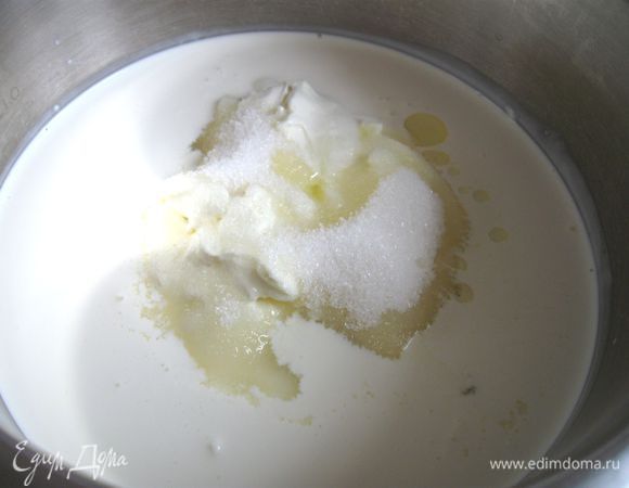 В сливки добавить мелкий сахарный песок, ванильный экстракт, взбить миксером. Добавить лимонный сок, взбить окончательно.