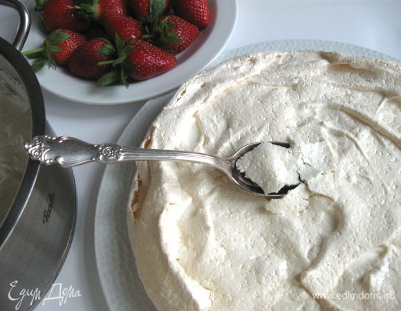 Снять ложкой (ножом с закругленным лезвием) сверху тонкий верхний слой меренги, борта не трогать. Снятую меренгу отложить в миску (для оформления верха десерта).