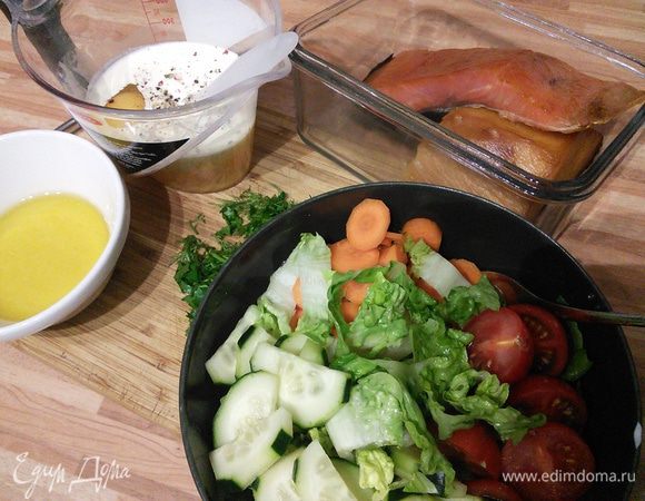 Все просто. Крошим салат. Выбор овощей абсолютно произвольный, на ваш вкус. Делаем заправку, смешав в пиале соль, перец, сахар, бальзамический уксус и оливковое масло. Яйца соединяем со сливками или молоком, солим, перчим, взбалтываем.