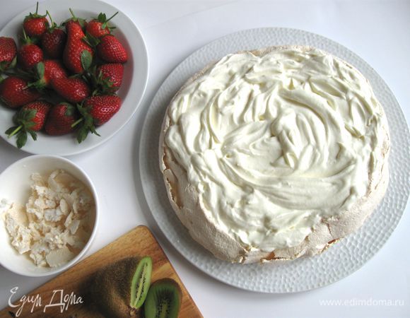 На меренгу равномерно положить взбитые сливки.