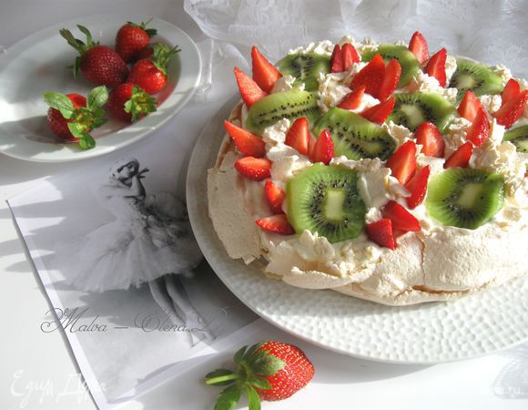 Украсить кружочками киви (без кожуры), четвертинками клубники, порезанной вертикально. В промежутки, где виден крем из взбитых сливок, положить кусочки меренги, что создаст, на мой взгляд, более пышную, «неустойчивую» структуру.