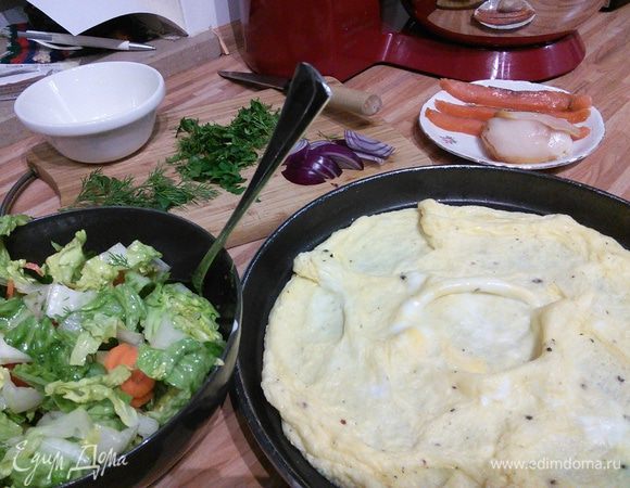 На разогретом масле жарим омлет. В это время заправляем салат. Рыбу режем тонкими ломтиками. Зелень по вкусу.