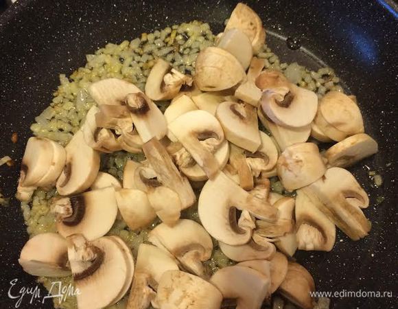 Лук потушить до золотистого цвета, добавить грибы, соль, перец и тушить 5 минут.