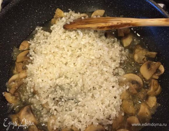 Рис хорошо промыть, добавить к грибам. Добавить соль, перец, перемешать и тушить 2 — 3 минутки.