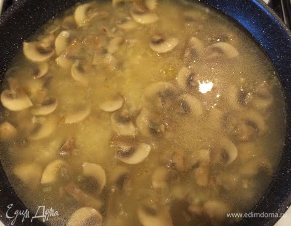 Залить водой, накрыть крышкой и варить до готовности. Воды наливаем как обычно 1 стакан риса и 2 стакана воды. Но этот плов отличается от обычного, он больше похож на кашу (размазня).