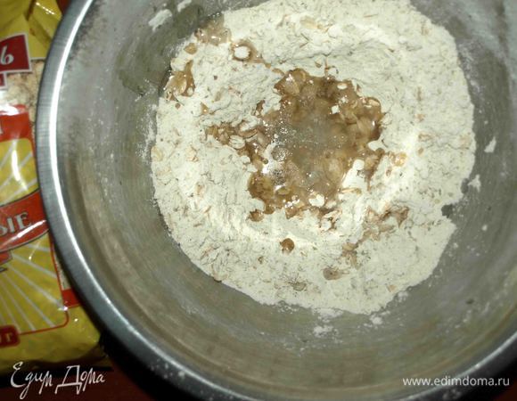 В центре сделать углубление и добавить растительное (оливковое) масло, воду и смешать все. 