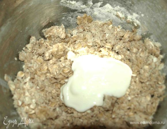 Добавить йогурт и соединить тесто в ком. При необходимости добавить муку. Тесто немного липнет к рукам. 