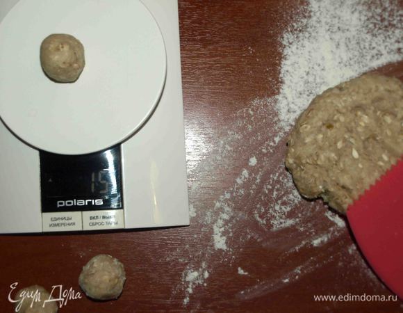Руки припудрить мукой. Отделяем от теста кусочки величиной с грецкий орех (у меня шарик весом 15 г).  

