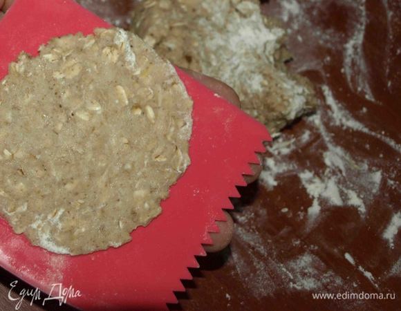 Расплющиваем скребком для теста или рукой на припыленной мукой поверхности. 