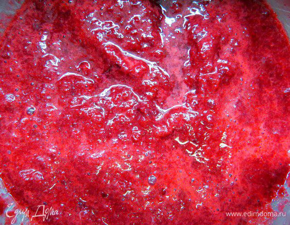 Сначала приготовим вишневый курд. Лучше сделать его накануне вечером, чтобы за ночь курд успел настояться и загустеть как следует. Вишню разморозить, убедиться, что стекла лишняя жидкость и пюрировать блендером. Если хотите, то можно протереть через сито. Я не стала, люблю когда в курде попадаются небольшие кусочки.