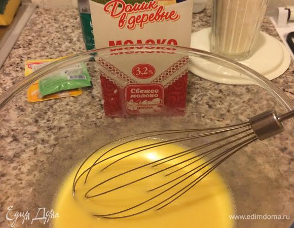 Добавить желток комнатной температуры и растопленное сливочное масло, слегка взбить венчиком.