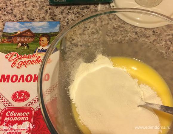 Начать постепенно добавлять муку.