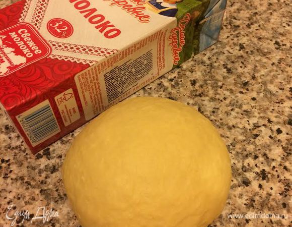 Замесить нежное, гладкое тесто. Тесто месить 5 — 10 минут.