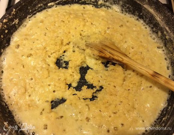 Затем добавить растопленное сливочное масло, перемешать и прогреть 2 — 3 минуты.