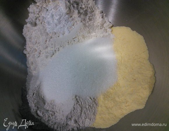 Смешать сухие ингредиенты. В отдельной миске смешать молоко с яйцом. 