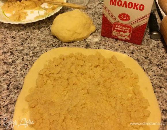 Раскатать одну часть, посыпать начинкой.