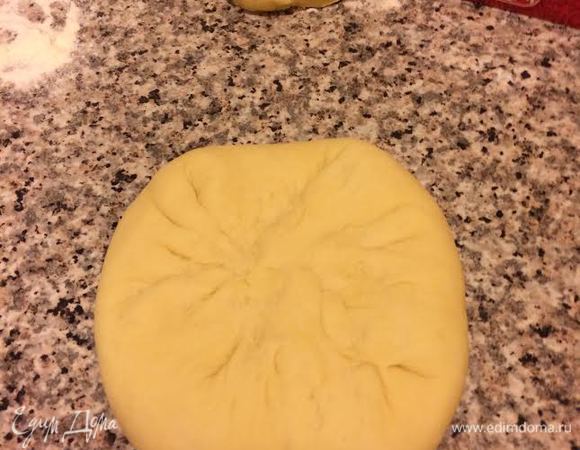 Соединить края теста, защипить и перевернуть швом вниз.