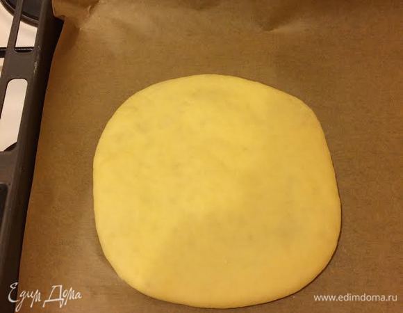 Аккуратно раскатать и перенести на противень.