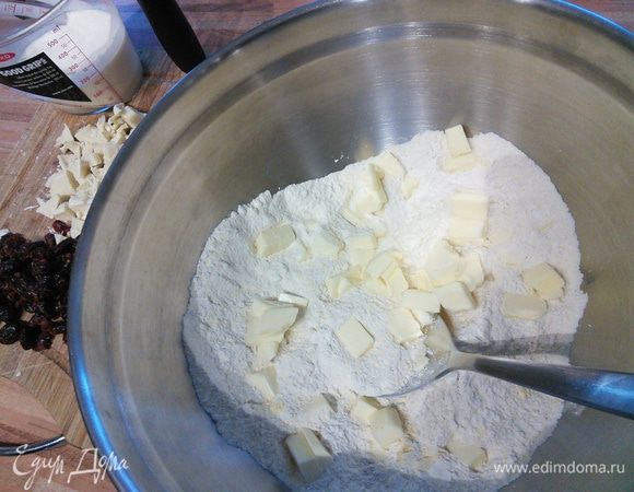 Холодное масло порезать на кусочки и соединить с мучной смесью. Можно воспользоваться блендером. 
