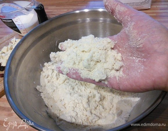 Я перетерла в крошку вручную. Все нужно делать быстро, пока масло не растаяло. 