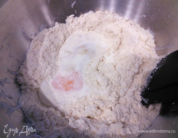 Влить молоко с яйцом.