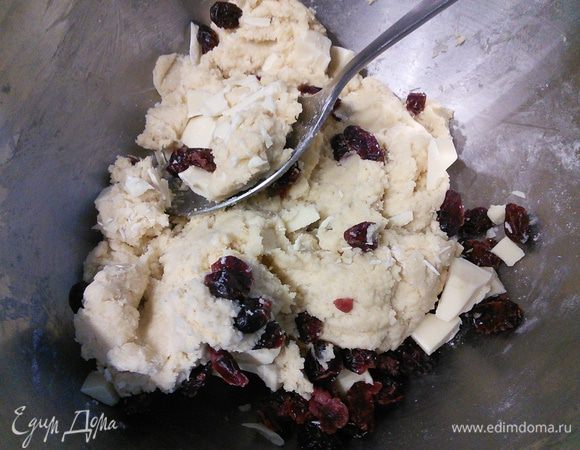 Замесить тесто. В конце вмешать вишни и колотый шоколад. 