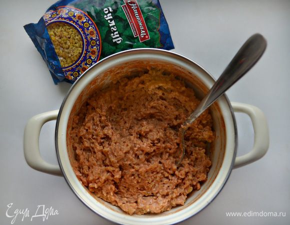 Затем добавьте муку и вымешивайте до однородности в течение 5 мин. Масса не должна быть очень густой, иначе фрикадельки получатся слишком жесткими.