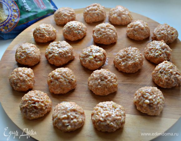 Смочив руки водой сформируйте фрикадельки размером с небольшой грецкий орех. Часть фрикаделек можно заморозить.