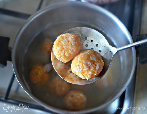 Отваривайте фрикадельке в кипящей подсоленной воде с момента закипание в течение приблизительно 45 мин.