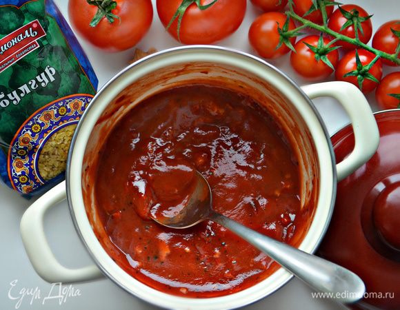 Для соуса в кастрюлю вылейте томатный соус, добавьте томатную пасту, хлопья сладкой паприки, выдавите зубчик чеснока. Приправьте сухим базиликом, свежемолотым перцем, сахаром и солью. Доведите соус до кипения и проварите 3 мин. Крахмал разведите в холодной воде (2 — 3 ст. л.) и влейте в кипящий соус, постоянно помешивая. Доведите до кипения, выключите и дайте соусу остыть.