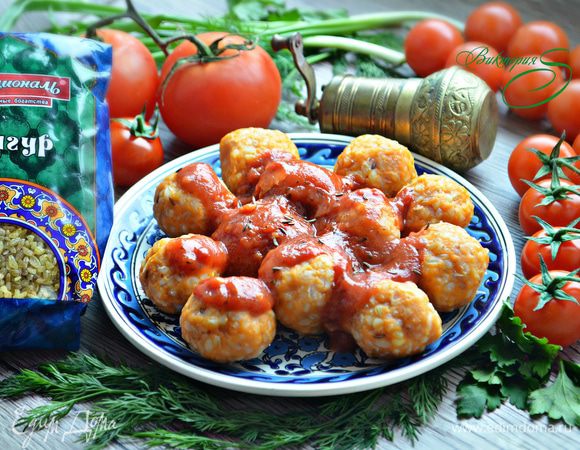 Выложите готовые фрикадельки на тарелку и обильно полейте томатным соусом. Приятного вам аппетита!