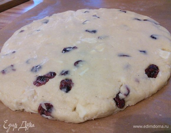 На пергаменте распластать тесто в круг, прижимая ладошкой. Чтобы тесто не клеялось, чуть присыпать мукой. 