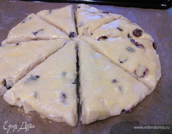 Смазать желтком, разведенным в молоке. 