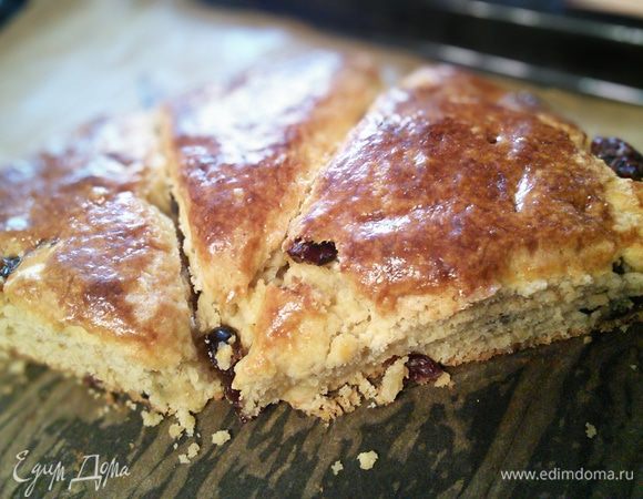 Выпекать в заранее разогретой до 200°С духовке около 20 — 25 минут. Охладить на решетке. 