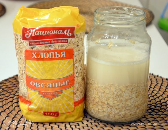 Замочить овсяные хлопья ТМ «Националь» в прохладной кипяченой воде на ночь.