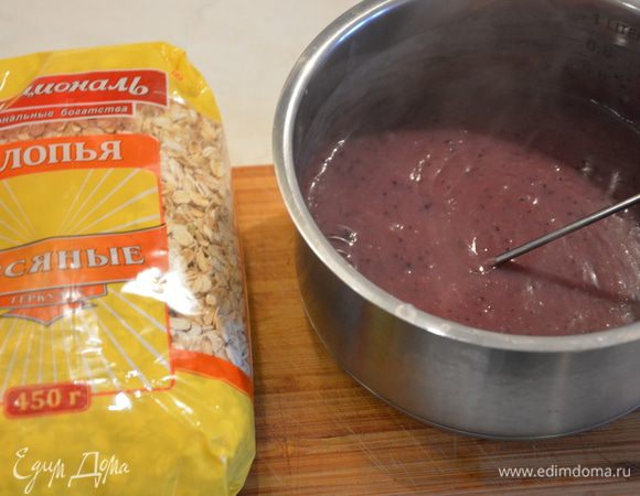 Добавить сахар, соль, домашнее черничное варенье, перемешать и кипятить 5 минут, постоянно помешивая.